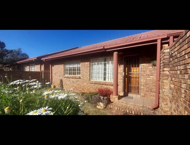 3 BEDROOM TOWNHOUSE FOR SALE IN ROOIHUISKRAAL NORTH